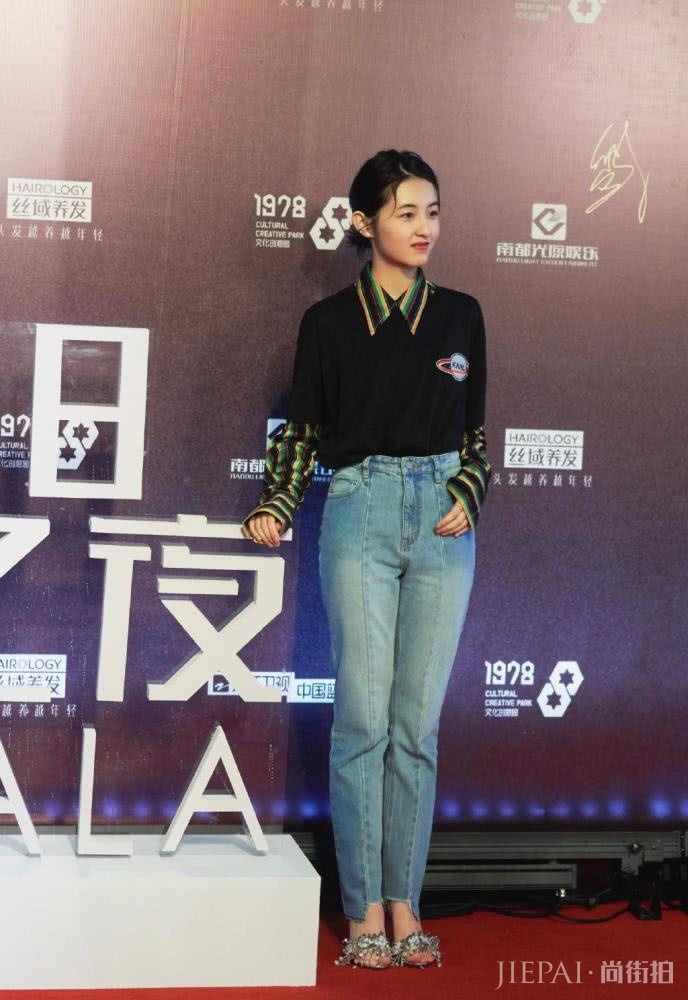 ���ӷ㴩ţ�п�����ߺ�̺����Ů��ʮ�㣡